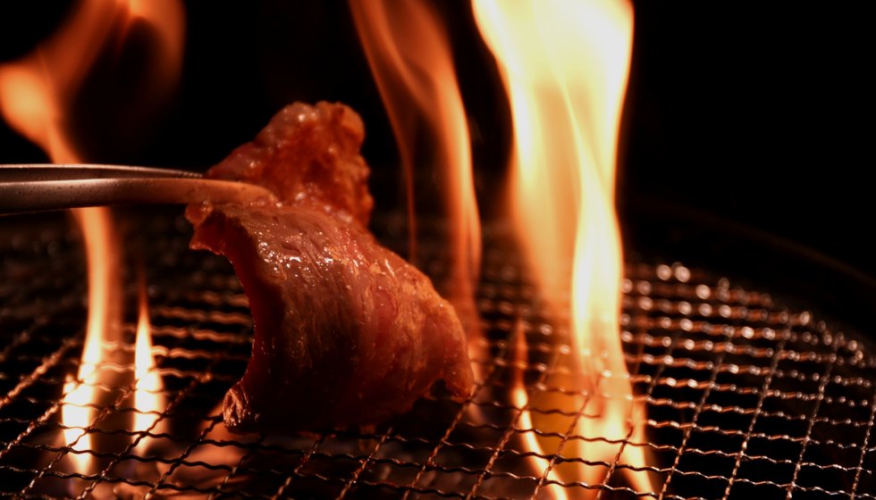 焼き台で焼く肉